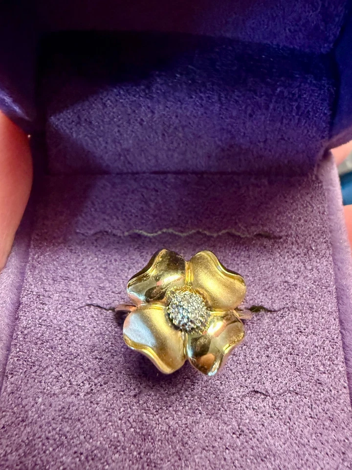 Vintage  QVC Elegance 18k Two Tone Four Petal Diamond Flower Ring Made In Italy - Image 2 of 4