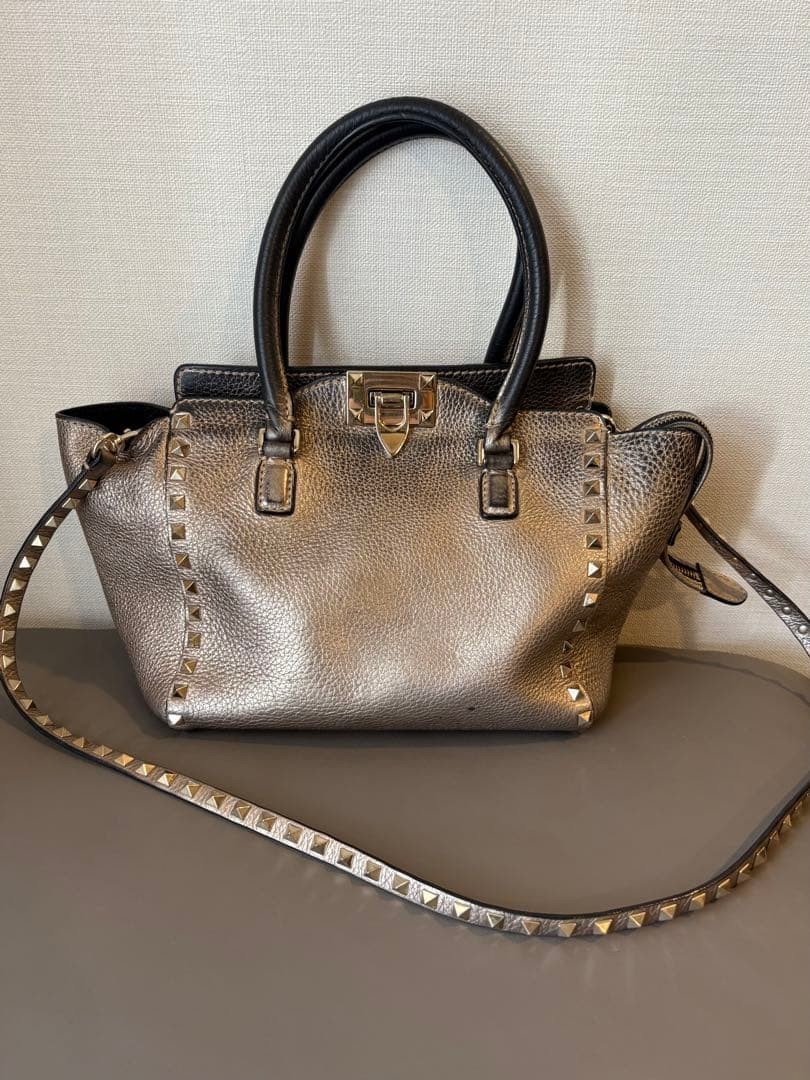 Bolso de hombro Valentino metálico de cuero plateado con tachuelas de 2 vías