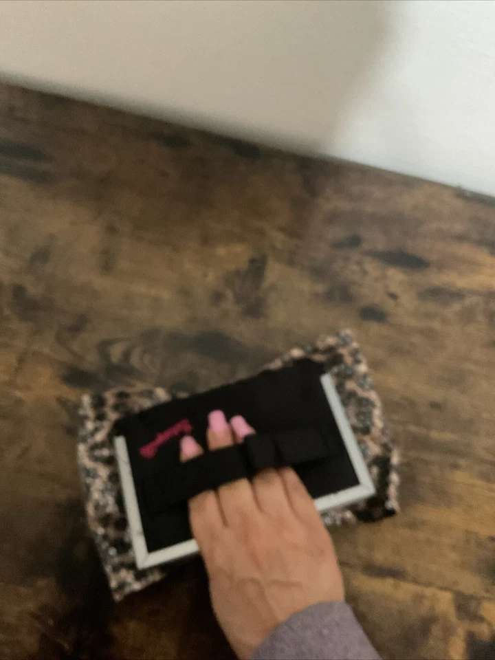 Bolso de mano Betseyville Clutch Sequence Cheetah Bow Foto 2 de 4