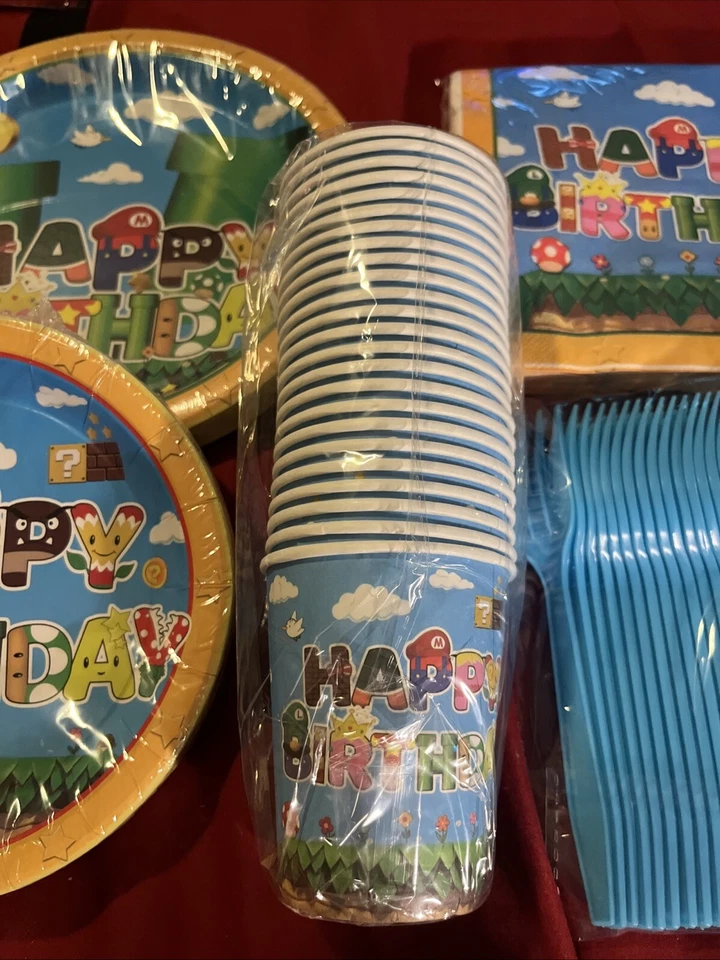 Juego de fiesta 24 tazas de papel, 24 platos, 24 servilletas, 24 tenedores Mario Foto 3 de 4