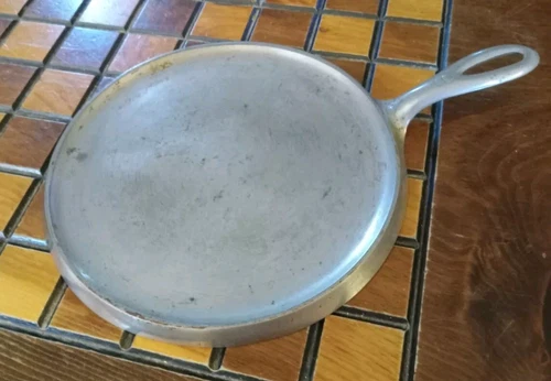 Vintage Griswold Cast Iron Griddle Large Logo #8 Erie PA #608