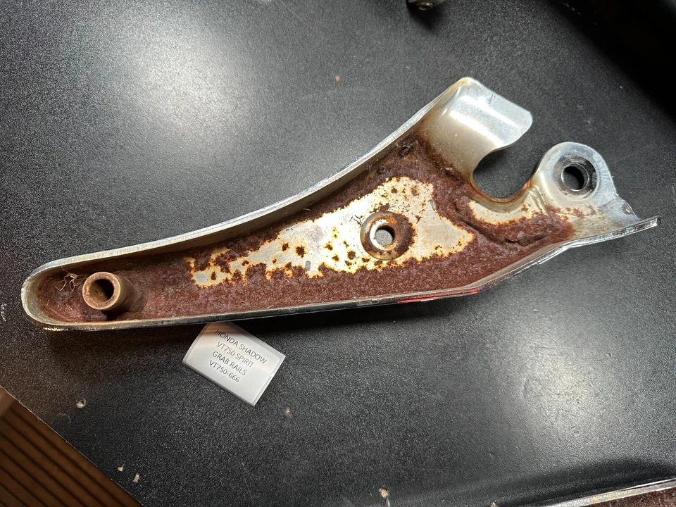 Rieles de agarre traseros Honda Shadow Spirit VT750DC 01-07 77330-MCL-000 Foto 4 de 4