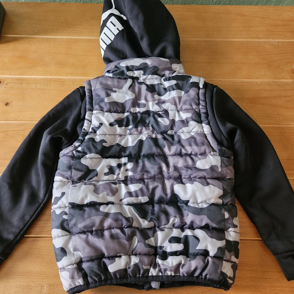 Abrigo camuflado gris Puma para niños con capucha y bolsillos talla 5 Foto 2 de 4