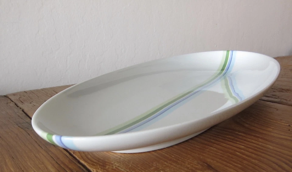 KAHLA, ALEMANIA, ESTILO MINIMALISTA, PLATO BLANCO OVALADO CON RAYAS ENVOLVENTES Foto 3 de 4