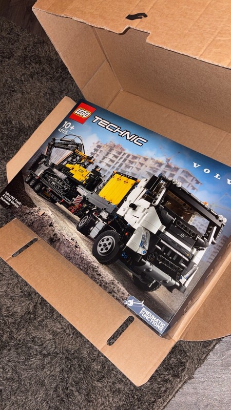 LEGO TECHNIC: Volvo Fmx Truck & Ec230 Electric Excavator (42175)