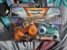 SPIN MASTER 2022 MONSTER JAM EARTH VS SURF 2 PACK WHIPLASH VS GRAVE DIGGER 1/64