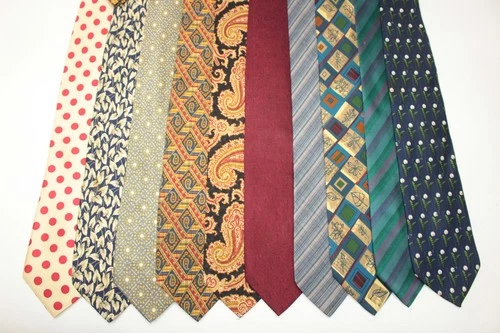 LOT OF 10 YVES SAINT LAURENT silk ties. F95686