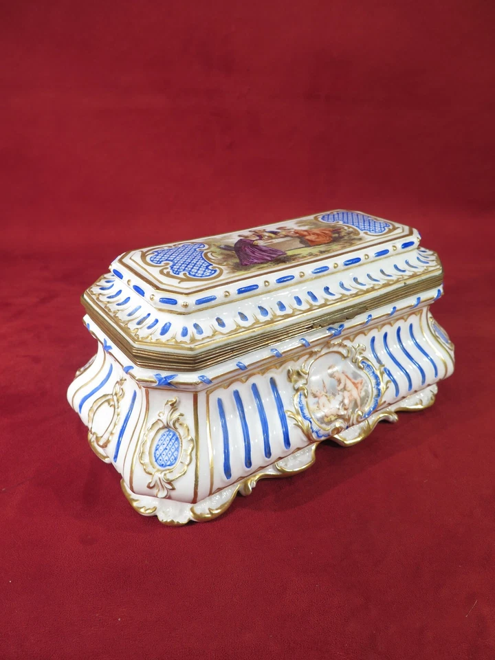 ANCIEN JOLI COFFRET BOITE EN PORCELAINE PEINTE PARIS STYLE LOUIS XVI EPOQUE XIX - Photo 1/1
