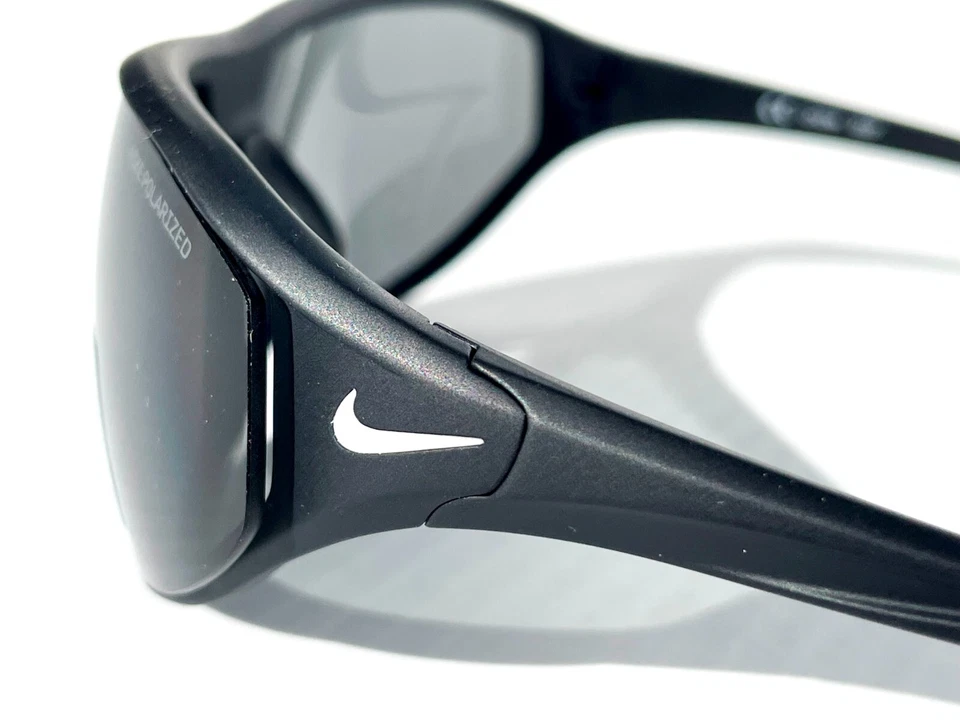 Óculos de sol Nike AERO SWIFT preto e branco lente cinza polarizado DQ0989 011 - Imagem 4 de 4