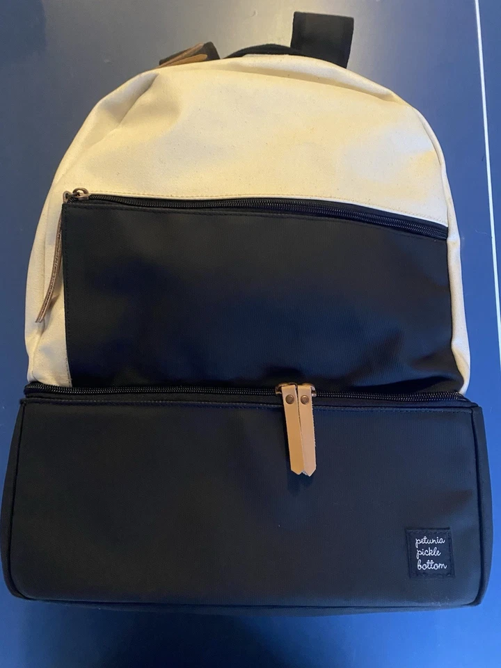 Mochila bolsa de pañales Petunia Pickle Bottom Axis negra-beige (pequeña mancha de tinta superior) Foto 2 de 4