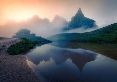 Wandbild: Nebeler Morgenblick auf Baita Segantini Mountain Refuge mit [...]