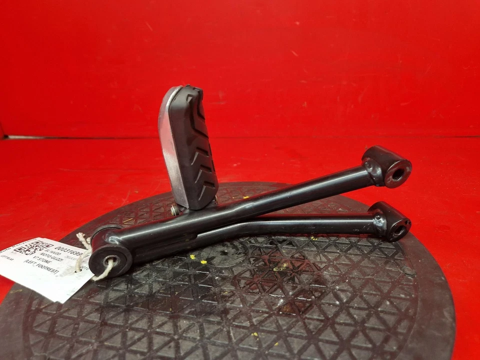 Moto Guzzi V7 2016 piedra reposapiés trasero izquierdo Foto 4 de 4