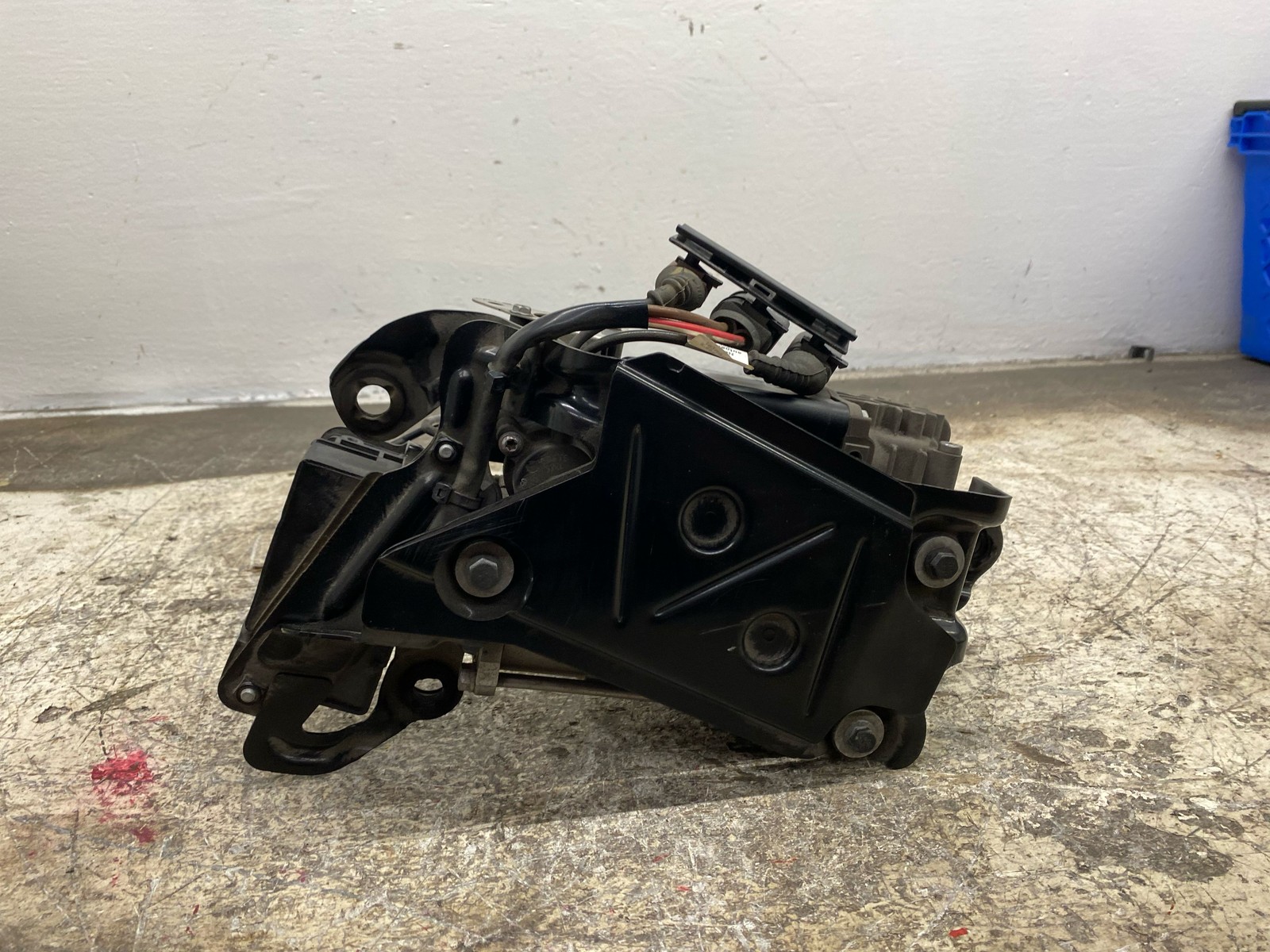 Bentley Flying Spur 2003-2018 Air suspension compressor