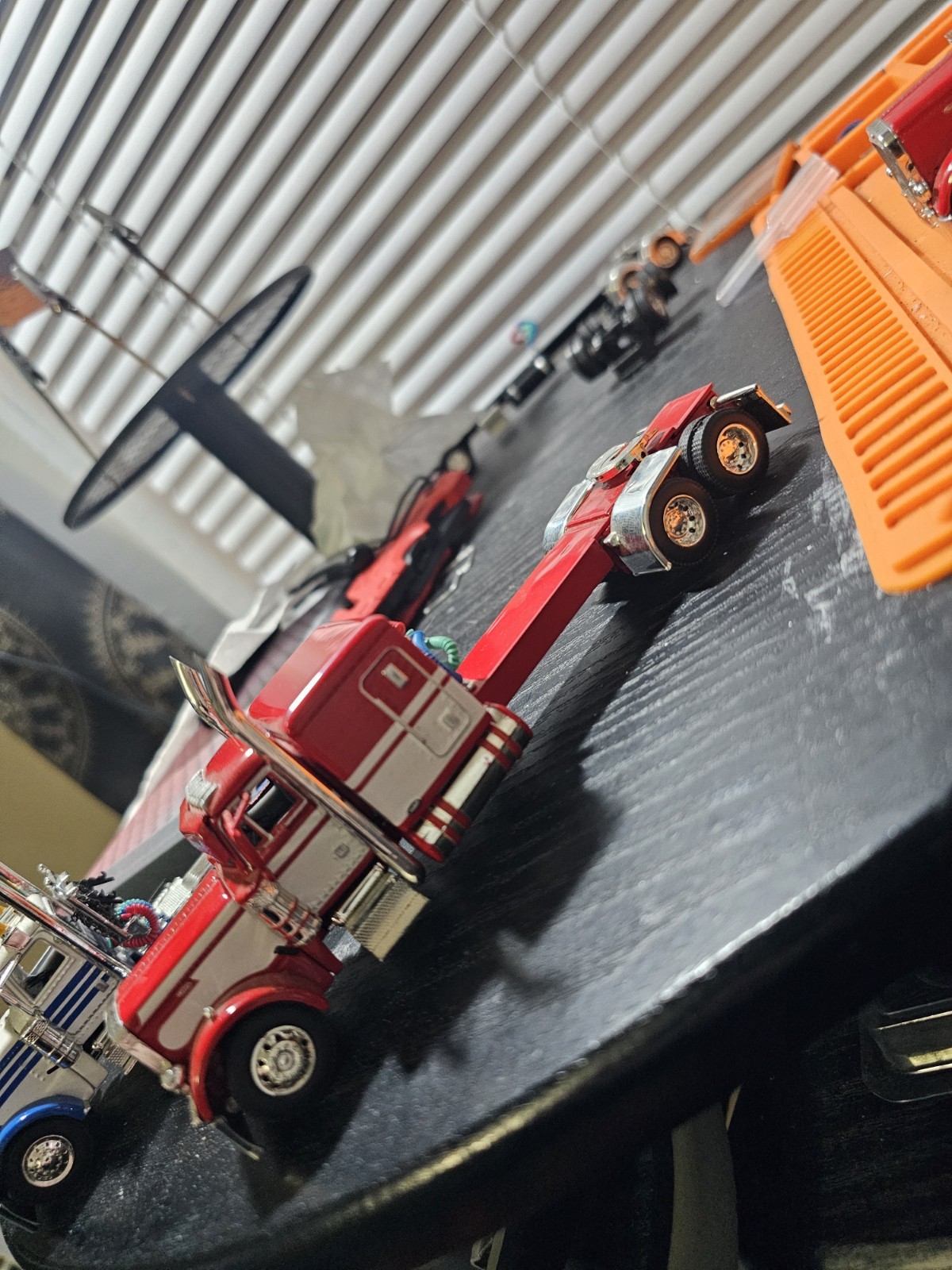 Dcp Peterbilt 379 Red And White Long Flat Top With Cat