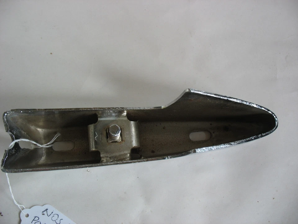 Soporte de protección de parachoques delantero derecho Nos Mopar 1964-1965 Plymouth Valiant Cuda Foto 2 de 4