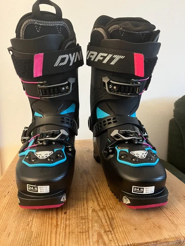 Dynafit Tourenskischuh Radical W in black/flamingo