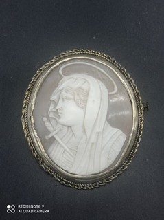 Ancienne Broche Camée religieuse en laiton .