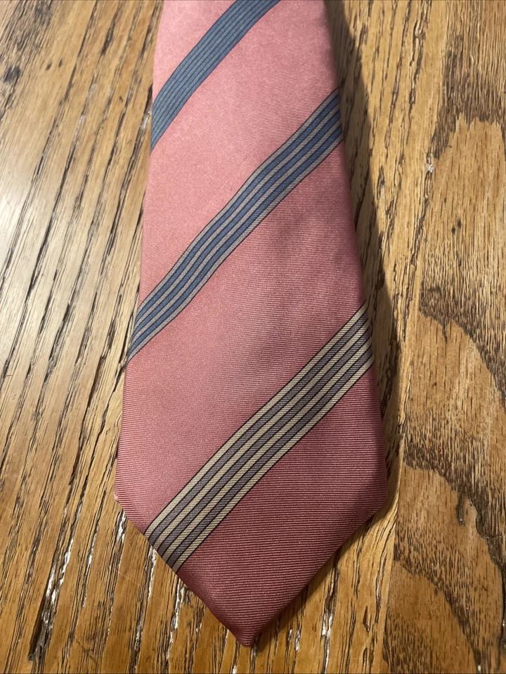 Gravata listrada de seda vintage em excelente estado usado John Henry feita nos EUA - Imagem 3 de 4
