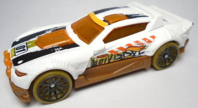 2017 HOT WHEELS RALLY CAT #01 WHITE 3'' DIECAST RACE CAR W/ ORANGE BROWN & BLACK