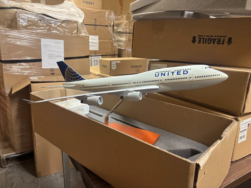 DARON EXECUTIVE SERIES United Boeing 747 escala 1/100 - Imagem 3 de 4