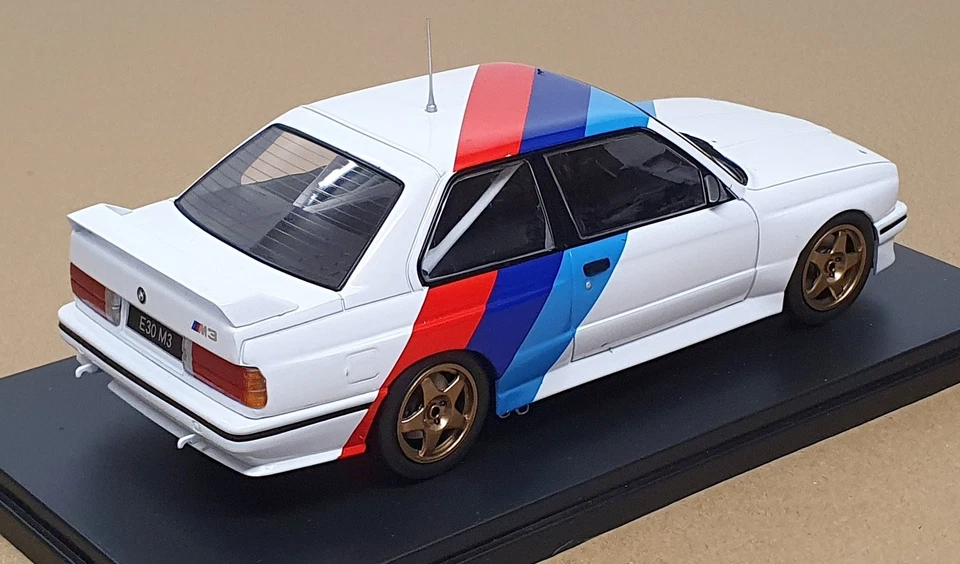 Caja Blanca Escala 1/24 WB124244 - BMW M3 1989 (E30) Blanco/Azul/Rojo Foto 2 de 4