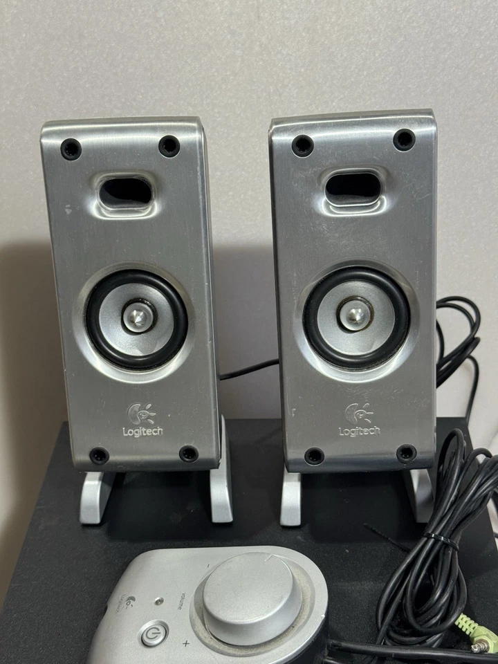 Logitech Z3 Holzmaserung 2.1 Desktop-Lautsprecher Kabelgebunden Fernbedienung Subwoofer FÜR TEILE - Bild 3 von 4