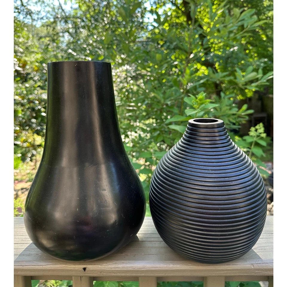 Juego de 2 jarrones tallados a mano de granero de cerámica/madera de Maia negra/resina  Foto 3 de 4