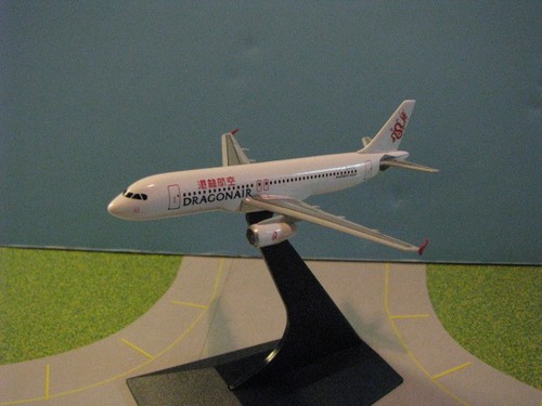 DRAGONAIR A320 ""BYE BYE KAI TAK"" (ÚLTIMO VUELO) MODELOS DIECAST ESCALA 1:400 - Imagen 2 de 6