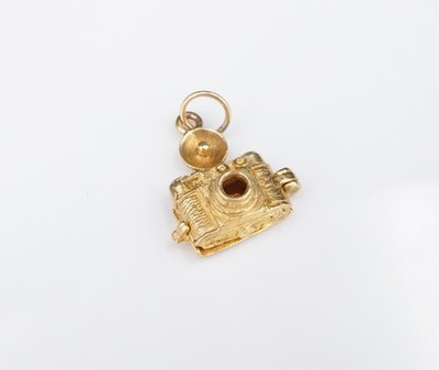 Vintage 9ct Articulated Camera Charm Pendant Dangle Yellow Gold 0.67'' CHS2283