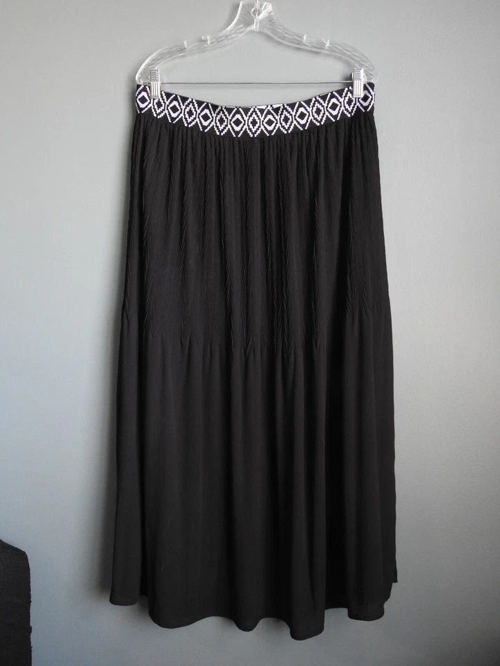 Falda fluida negra con cintura de diseño abstracto, talla grande Foto 2 de 4