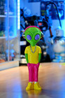 Alien Figur Außerirdischer Designer Art Toy Figur - Der Tourist (Höhe ca. 59cm)