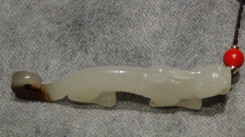 ANTIQUE CHINESE CELADON JADE "RISING DRAGON" PENDANT ON DARK WOOD DRAGON STANDAN - Picture 4 of 9