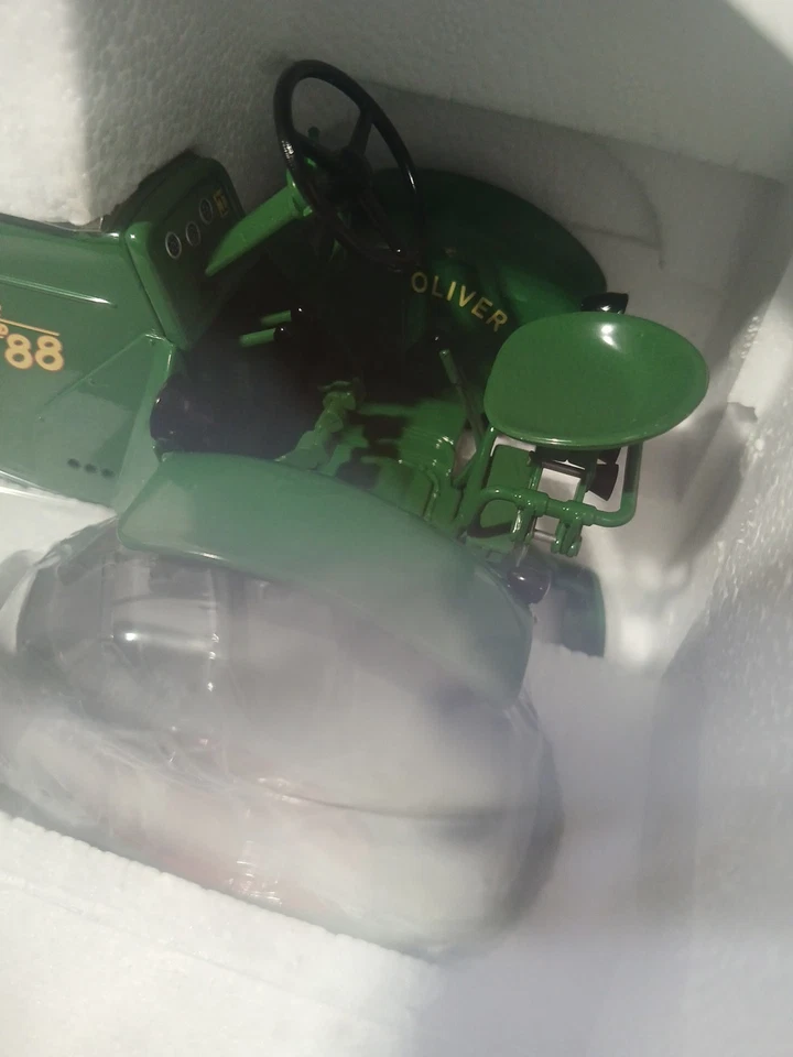 SpecCast Oliver Highly Detailed Standard 88 Gas Tractor #SCT 334 - Image 4 of 4