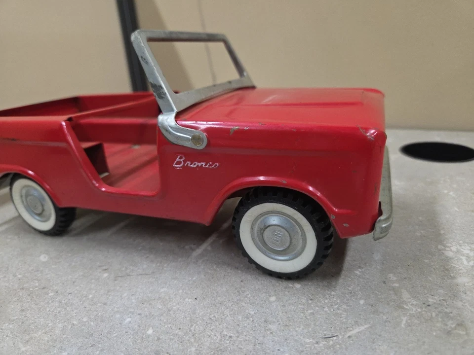 Camión coleccionable de juguete de acero prensado rojo Ford Bronco años 60 Nylint excelente estado  Foto 4 de 4