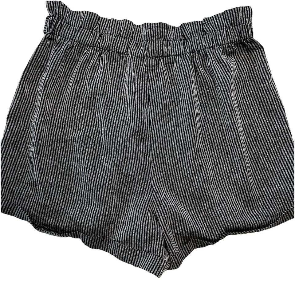 Shorts listrado Charlotte Russe cinza tamanho M elástico plissado - Imagem 2 de 4