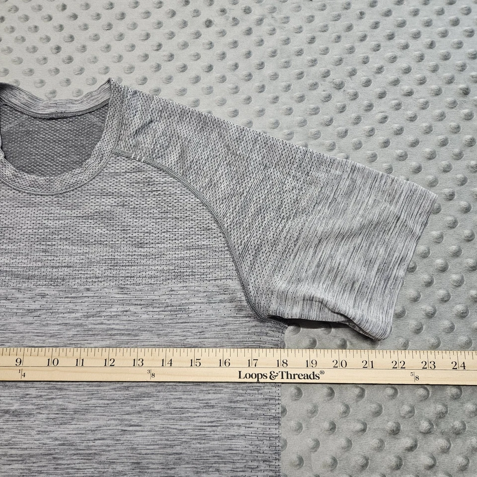 批量 3 件 Lululemon 金属通风技术 T 恤 尺寸 S 圆领 — 第 3/4 张图片