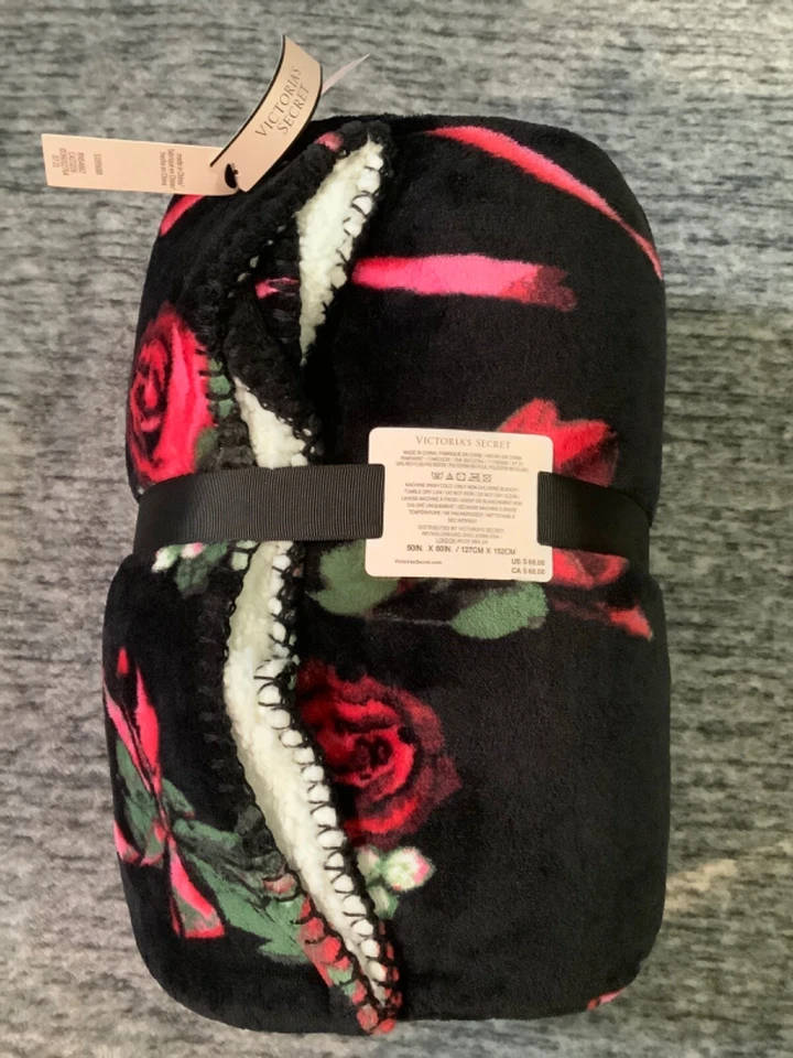Victoria's Secret Floral Sherpa Manta Acogedora Felpa Negro Rojo Rosas 50" x 60" $68 Foto 4 de 4