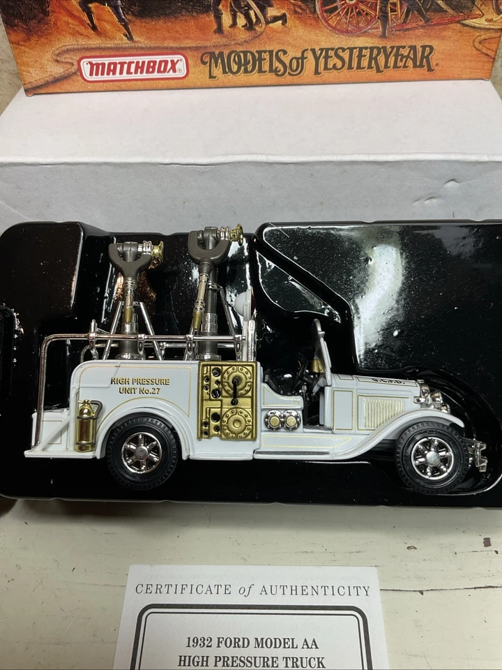 Matchbox YYM37634 1932 Ford Model AA High Pressure Truck, Box, certificate, NEW - Image 3 of 4