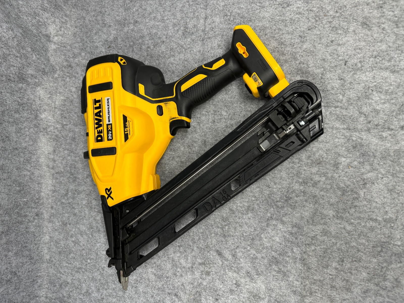 DEWALT (DCN650) 20V MAX XR 15GA CORDLESS ANGLED FINISH NAILER [TOOL