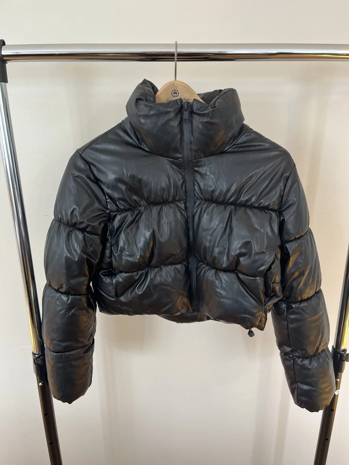 Chaqueta acolchada recortada negra para mujer Zara talla pequeña cremallera completa manga larga Foto 2 de 4