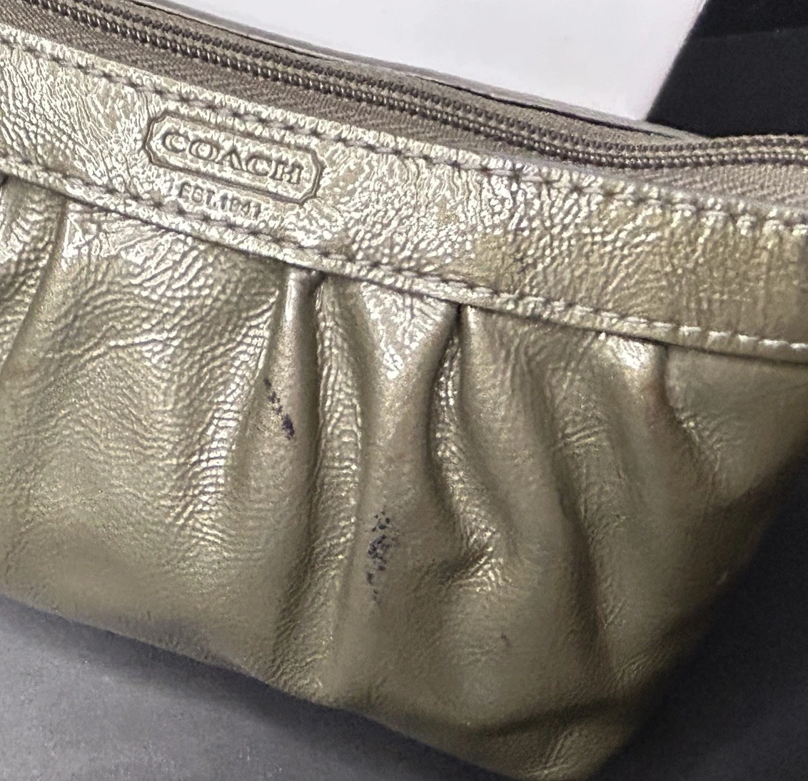 Bracciale Coach in pelle verniciata verde muschio oliva plissettato con zip (con cinturino rosso)