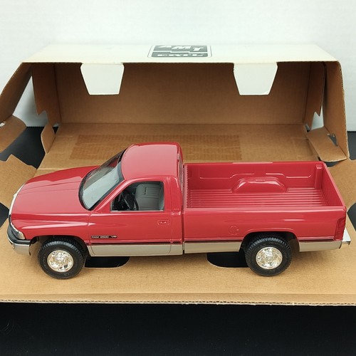 1994 Dodge 1/24 Ram 2500 Pick Up Flame Red / Silver 6194 Promo AMT Ertl