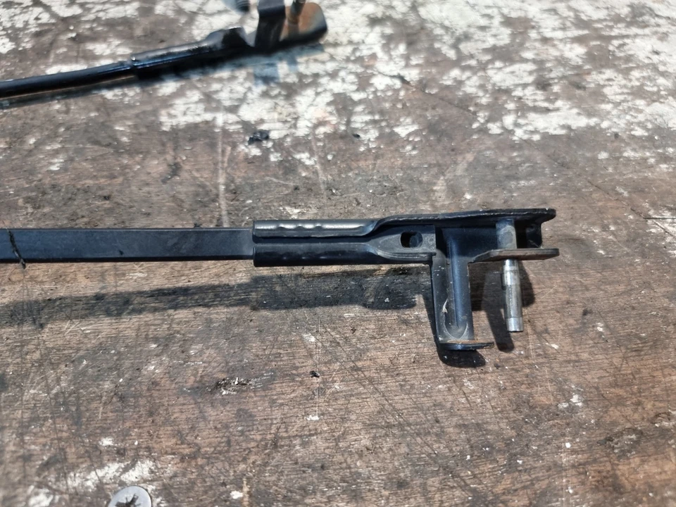 Motor limpiaparabrisas y acoplamiento Volkswagen Polo 9N con par de brazos limpiaparabrisas 2005 OEM 6Q2955023F Foto 2 de 4