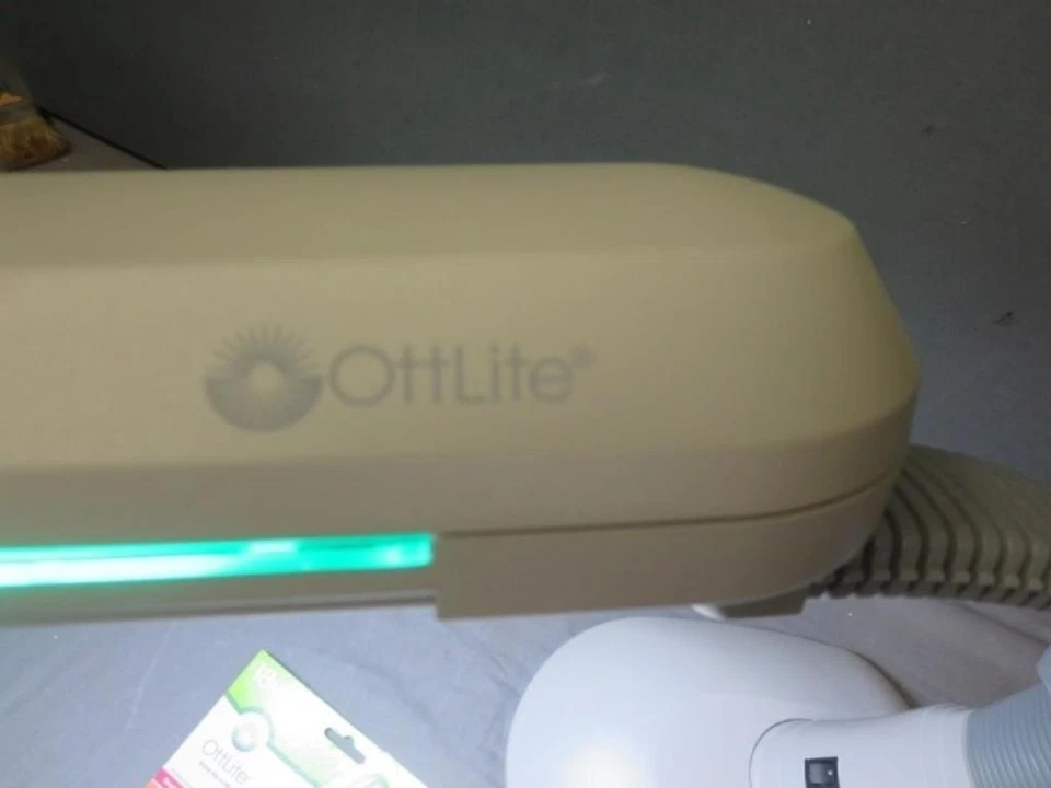 Lâmpada de mesa Ott-Lite ajustável pescoço artesanato 120V 18W lâmpada substituível modelo T8637T - Imagem 2 de 4