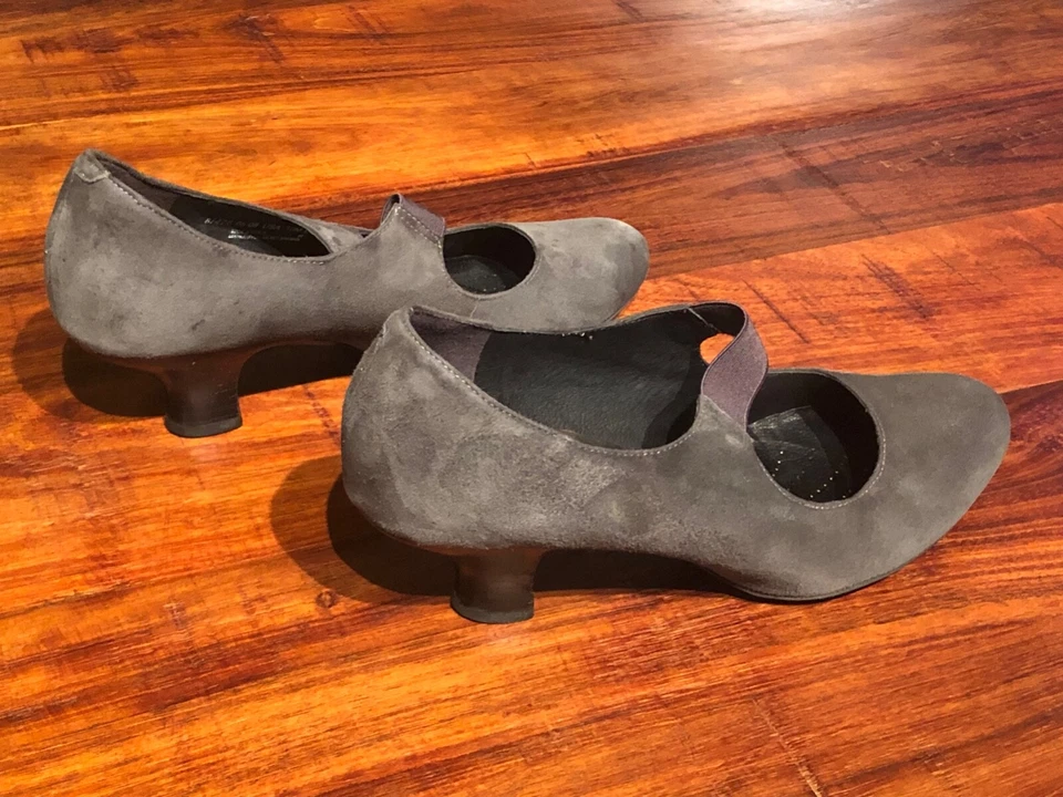 Clarks Artisan Women's Dress Shoes Suede Gray Grey Active Air Sole - Size 10 - Image 2 of 4