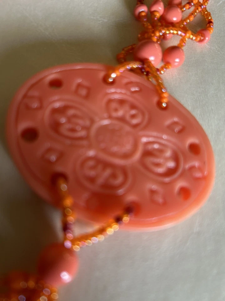 "Collar medallón tallado color coral con cuentas de aproximadamente 14"" de largo incluye borla" Foto 2 de 4