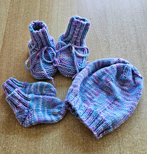 Neugeborenes Set,  handgestrickt, bestehend Aus Mütze, Söckchen und Schühchen