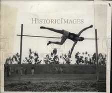 1930 Press Photo Bob Van Ozdel breaks Univ of Southern California high jump mark