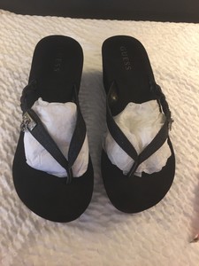 guess black flip flops