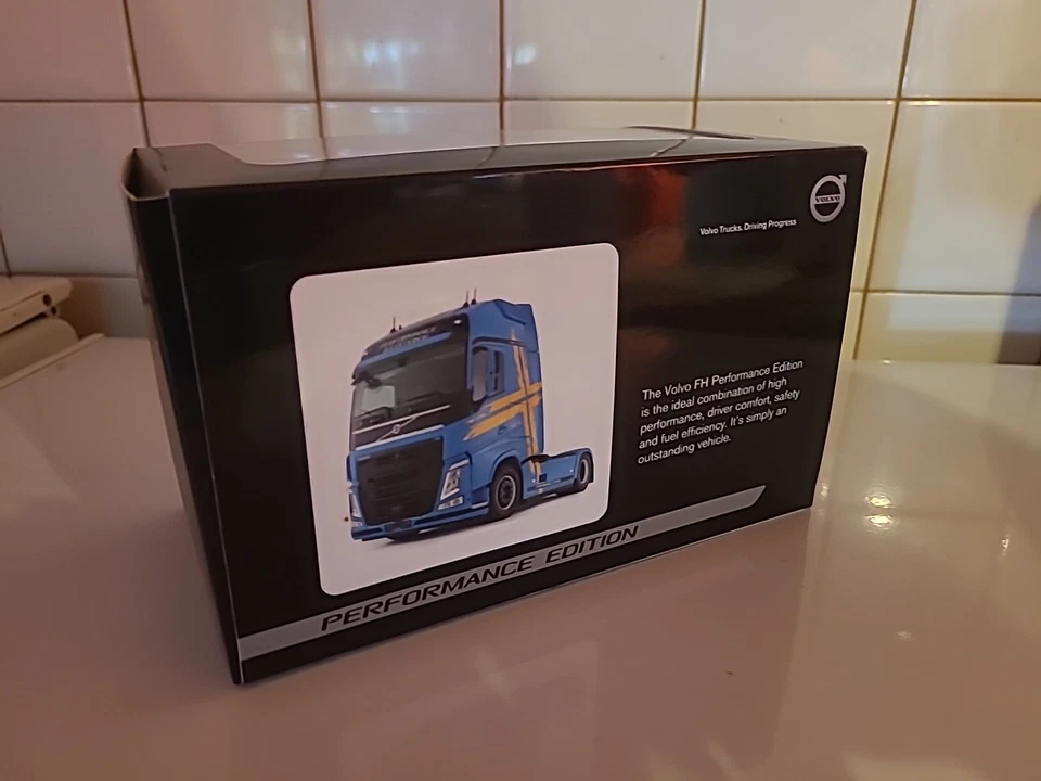 Tracteur VOLVO FH PERFORMANCE EDITION Bleu EXCLU - Photo 3/4
